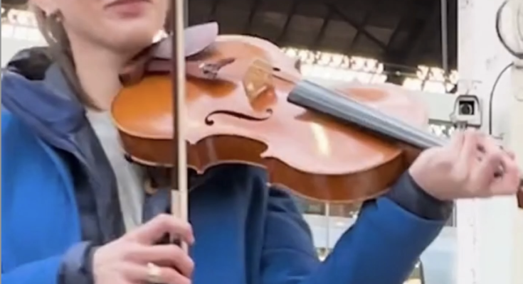 From Solo Piano to Spontaneous Vivaldi Quartet: The Train Station Concert That Gave Everyone Chills %%random%%